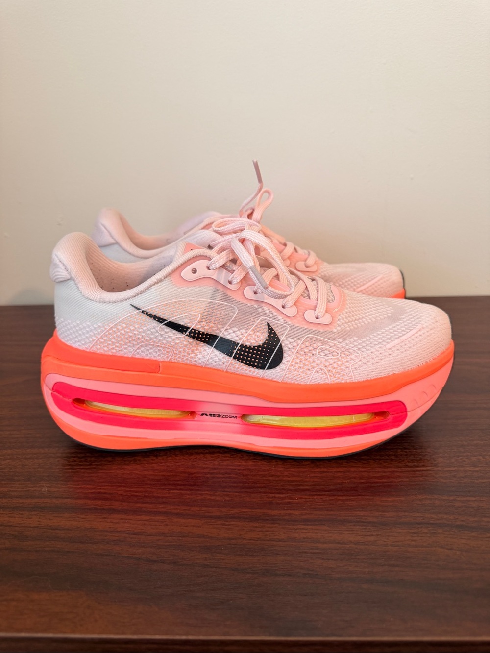 Nike Vomero Premium Atomic Pink Running Shoes Men’s 7.5 Women’s 9 New